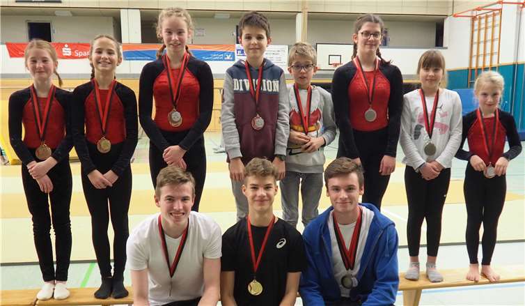 Die diesjährigen Vereinsmeister in den Sportarten: Schwimmen, Leichtathletik undTurnen: oben von links: Paula Erb, Ylvie Andernach, Hanna Oswald, Nils Schmutzler, Paul Hesse, Dilara Bülbül, Cosma Braun. Unten im knien von links: Marvin Dedenbach, Jerome Andernach, Tim Oswald. Fotos: privat