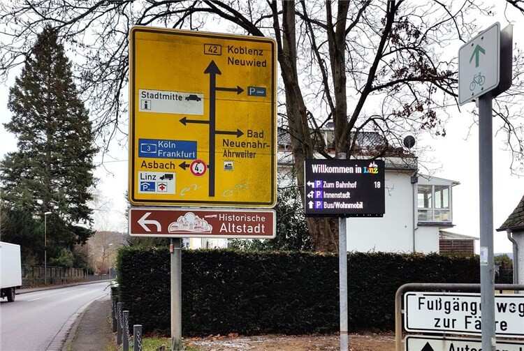 Die digitale Anzeigetafel informiert über die aktuelle Anzahl verfügbarer Parkplätze.Foto: Lena Bitter 