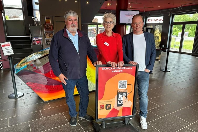 Die digitale Museumsrallye im Lava-Dome kann starten (von links). Achim Grün, Stadtbürgermeister Mendig, Claudia Coyard, Leiterin Lava-Dome, und Jörg Lempertz, Bürgermeister VG Mendig.