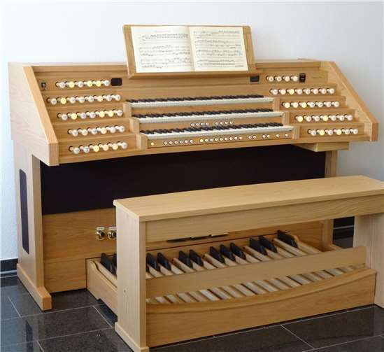 Die digitale Orgel hat keine Pfeifen und eröffnet einen neuen Klangraum, in dem Hinz sich gekonnt bewegt.