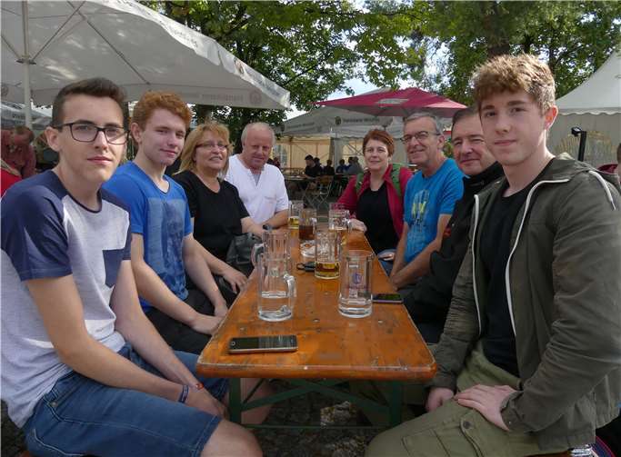 Die drei BSC-Jungschützen mit Eltern und Betreuer in München.privat