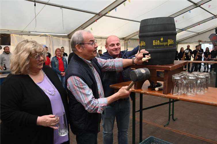Die drei Beigeordneten übernahmen den Fassanstich.  Fotos: SK