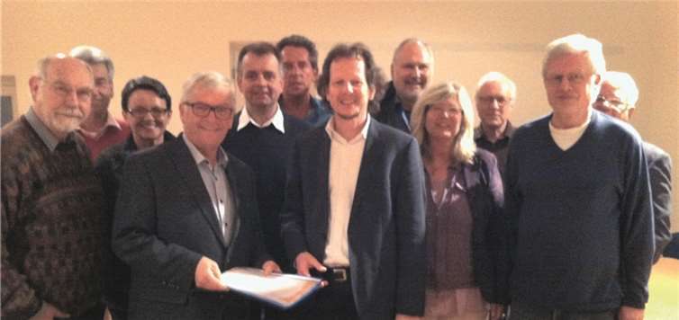 Die drei Bürgerinitiativen übergaben den SPD-Abgeordneten den einen Analysebericht. privat