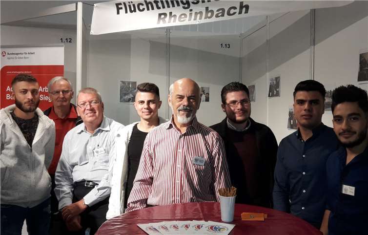 Die drei „Bürokratielotsen“ Oskar Zipfel (2.v.l.), Dirk Frankenberger (3.v.l) und Gert-Uwe Geerdts (Mitte) mit anerkannten Flüchtlingen. Privat