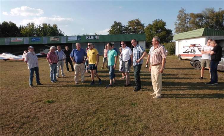 Die drei Dutzend Besucher scharten sich um einen Hochleistungssegler.