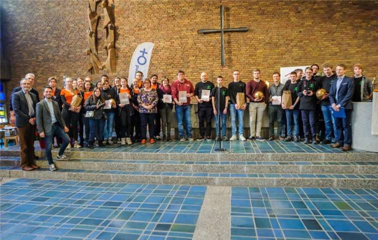 Die drei Einrichtungen aus dem Kirchenkreis Koblenz mit den Jugendlichen und ihren erhaltenen Zertifikaten. Foto: privat
