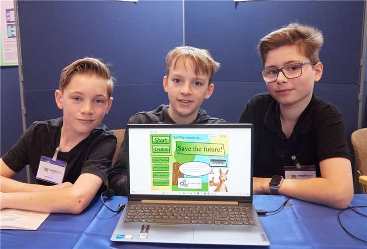 Die drei Erstplatzierten, Lukas Commer, Theodor Schuster und Luis Cramer qualifizierten sich als Regionalsieger für die Teilnahme am Landeswettbewerb. Foto: Volker Lannert