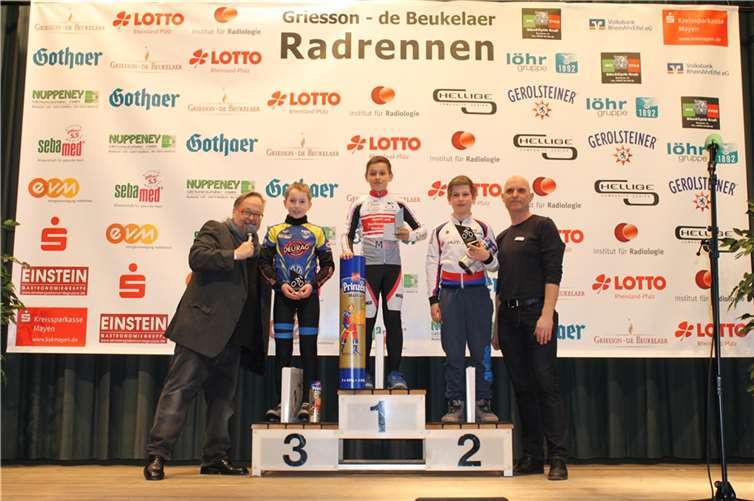 Die drei Erstplatzierten der jeweiligen Rennen erhielten vom ersten Vorsitzenden der Radsportabteilung des VfB Polch Pokale und Süßigkeiten.