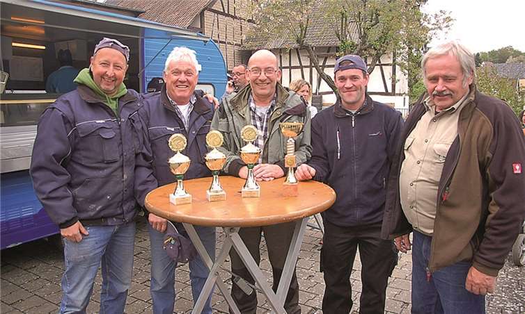 Die drei Erstplatzierten konnten sich über Siegerpokale freuen (v.li.): Toni Unger 3. Platz, Bernd Ahrend 2. Platz. Horst Schwarz 1. Platz. Die schwerste Forelle angelte Oliver Ahrend. Ihnen gratulierte Fischereiaufseher F. Dietzler. RÜ