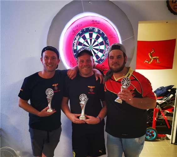 Die drei Erstplatzierten mit Gastgeber Björn Schneiders, Bastian Stork und Martin Brengmann.