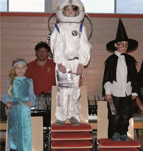 Die drei Erstplatzierungen bei der Kostümprämierung: die „kleine Eiskönigin“, „Harry Potter“ und der „Astronaut“.