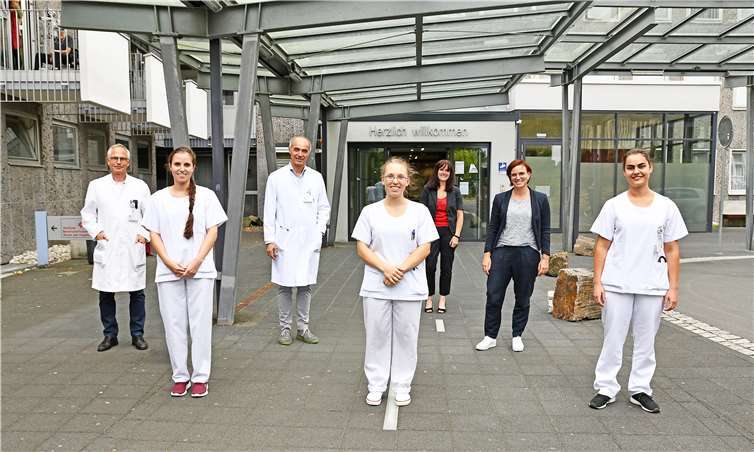 Die drei Famulantinnen (vorne von links) Johanna H., Sophie H., Eva C. am St. Elisabeth Krankenhaus Mayen gemeinsam mit (hinten von links) Dr. Frank Dittmar, dem Ärztlichen Direktor Dr. Cvijetin Branding-Cvijanovic, Lea Bales von der Kreisverwaltung Mayen-Koblenz und Franziska Korries, Leiterin der Weiterbildungsstelle am Gemeinschaftsklinikum Mittelrhein. Foto: Kreisverwaltung/Morcinek