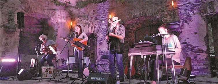 Die drei „Feuersteins“ und Thomas Hecking traten zum ersten Mal zusammen auf. SI