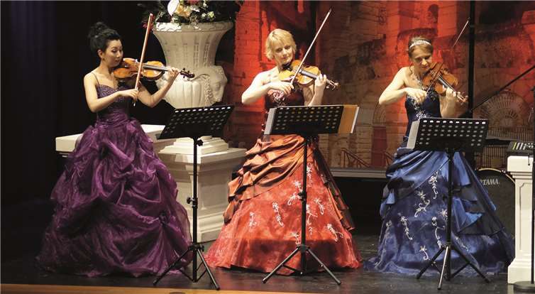 Die drei Geigerinnen des Orchesters boten in ihrenfarbenfrohen Ballkleidern einen hinreißenden Anblick.