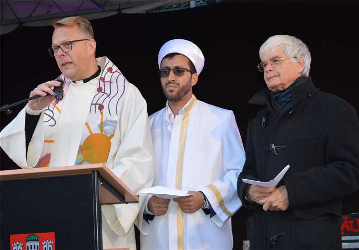 Die drei Geistlichen beim gemeinsamen Gebet für Menschlichkeit und Frieden.AB