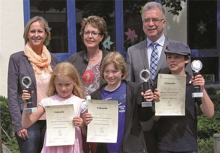 Die drei Gewinner des Vorlesewettbewerbs mit Heike Schwabenbauer, Brigitte Donie und dem Bürgermeister der Gemeinde Swisttal Eckhard Maack. privat