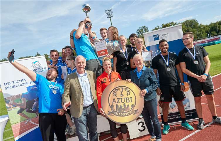 Die drei Gewinnerteams gemeinsam mit Bertram Weirich (v.l., stellvertretender Hauptgeschäftsführer der IHK Koblenz und Leiter des Geschäftsbereichs Aus- und Weiterbildung), Sportlerin Carolin Hingst und Monika Sauer (Präsidentin des Sportbunds Rheinland-Pfalz). Quelle: IHK Koblenz/Sascha Ditscher