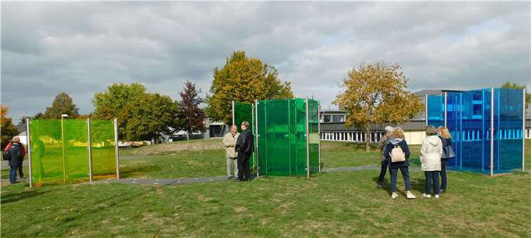Die drei Glasobjekte in Gelb, Grün und Blau.