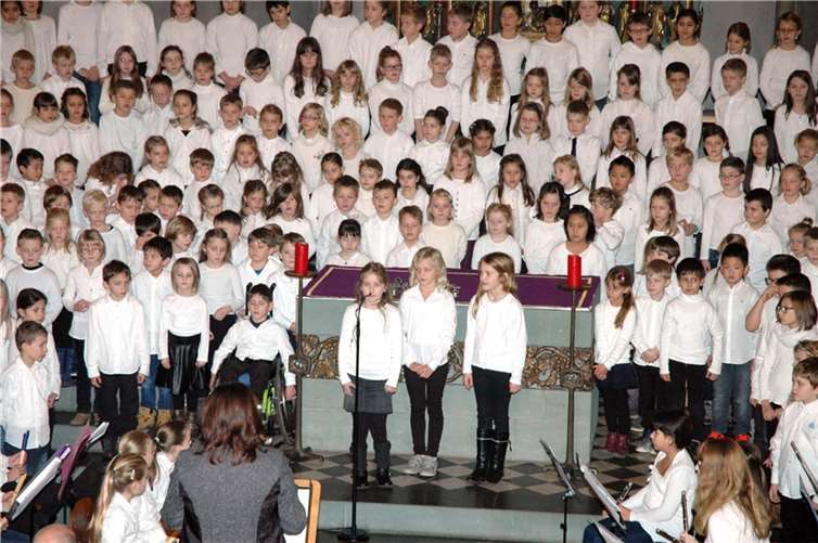 Die drei Grundschülerinnen trugen die Weihnachtsgeschichte vor.