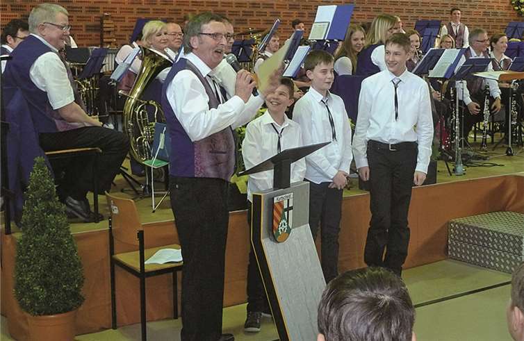 Die drei Jungmusiker, die beim Konzert mit musiziert hatten, wurden feierlich in den Verein aufgenommen.privat