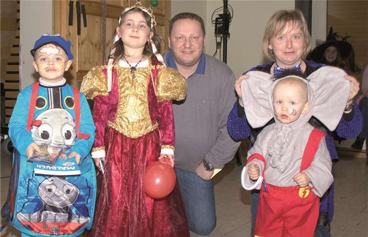 Die drei Kinder mit den schönsten Kostümen wurden durch den Bürgermeister Thorsten Kabuth ausgezeichnet. Privat