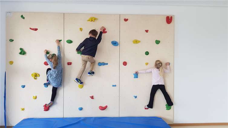 Die drei Kletterwände wurden mit unterschiedlichen Schwierigkeitsstufen eingestellt, sodass die Kitakinder aller Altersstufen davon profitieren.Fotos: Daniela Simon