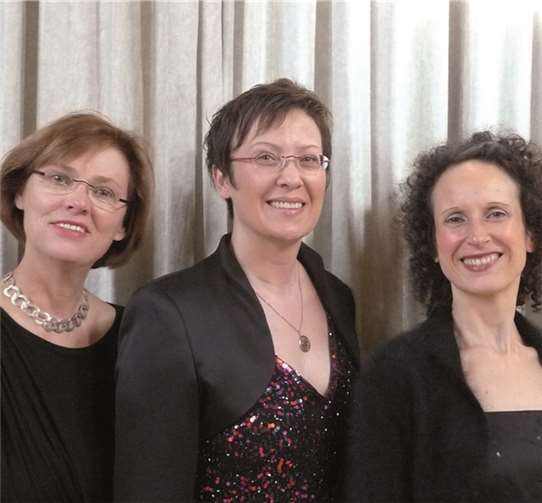 Die drei Künstlerinnen bereiten vorweihnachtliche Stimmung.Privat