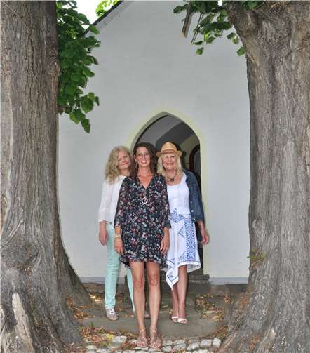 Die drei Kunstschaffenden vom Hundelskapellchen: Ditha Rechert, Iris Sophia Birrenbach und Edith Kaufmann (v.l.).  Privat