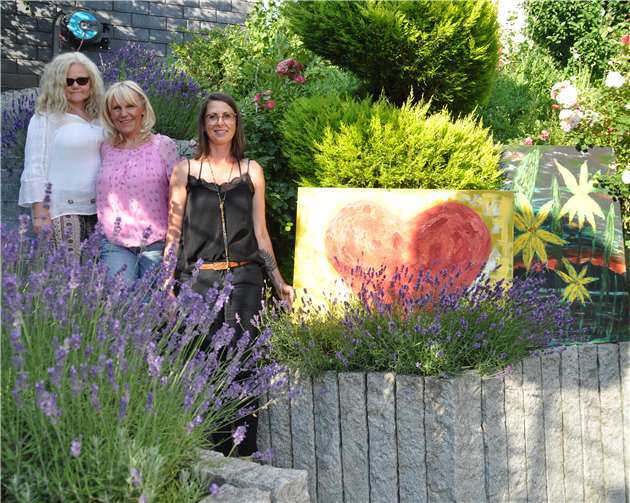 „Die drei Kunstschaffenden vom Hundelskapellchen“ Ditha Rechert (v. l.), Edith Kaufmann und Iris Sofia Birrenbach. Foto: privat