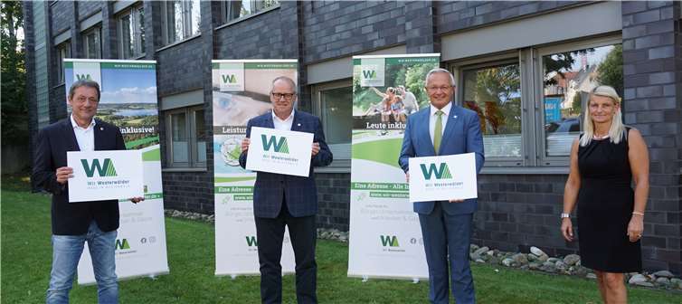 Die drei Landräte der kooperierenden Landkreise - Achim Schwickert (WW), Dr. Peter Enders (AK) und Achim Hallerbach (NR) präsentierten gemeinsam mit Sandra Köster, Vorständin der Gemeinschaftsinitiative „Wir Westerwälder“, das neue Logo. Foto: Wir Westerwälder