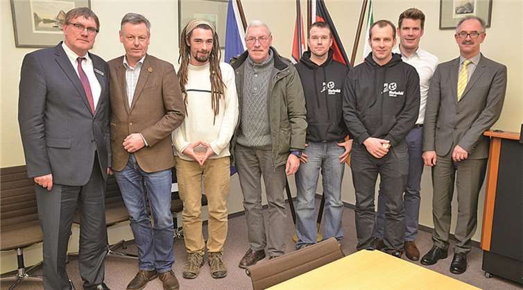 Die drei Lebensretter erhielten ihre Urkunden im Kreishaus aus der Hand des Landrates (v.l.): Landrat Sebastian Schuster, Lohmars Bürgermeister Horst Krybus, Kai Wolfgang Langenberger, Ludwig Bartels, Christoph Färfers, Tobias Hirzel, Gero Wachendorf und der Mucher Bürgermeister Norbert Büscher.privat