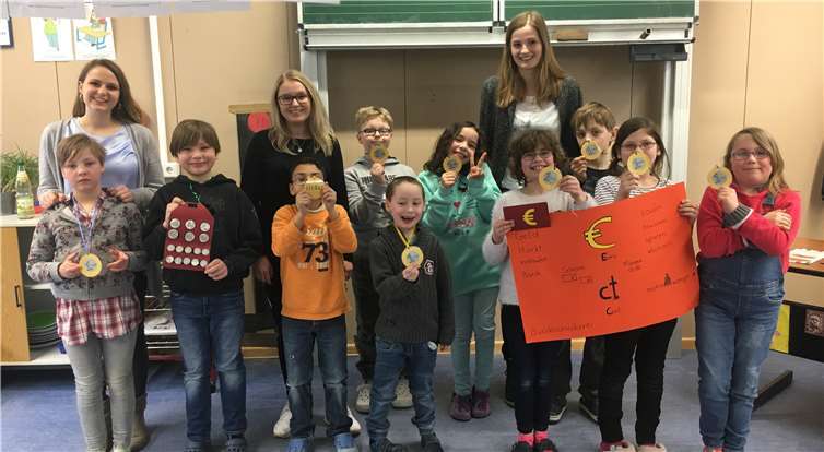 Die drei Lehramtsstudentinnen brachten den Kindern der Klasse 1-4 das Thema Geld näher und verliehen abschließend jedem Kind eine Medaille.privat