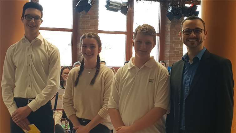 Die drei Lehrgangsbesten im D1-Lehrgang (v. li. n. re.): Luca Stein, Maya Lohn und Christian Hahn (Stadtkapelle Münstermaifeld) mit Kreismusikleiter Christoph Müller.