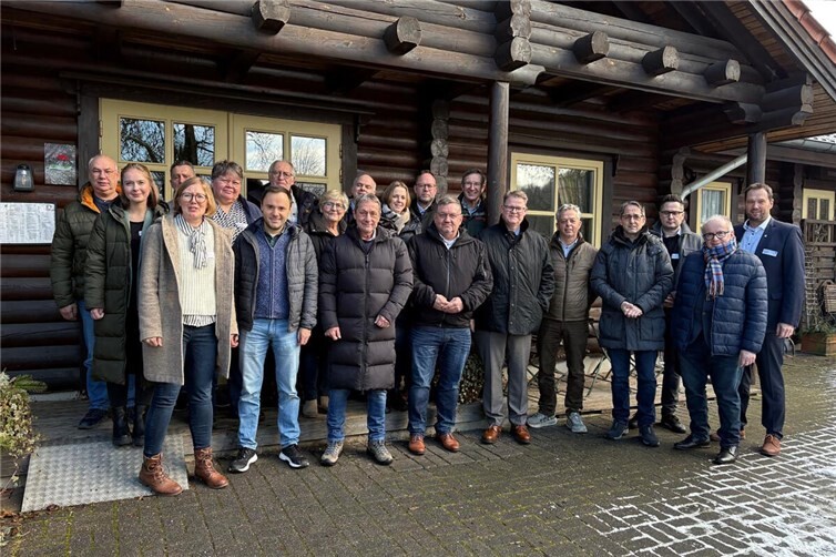Die drei Lokalen Aktionsgruppen Westerwald, Westerwald-Sieg und Raiffeisen-Region tauschten sich mit dem Europaabgeordneten Ralf Seekatz (6. v. rechts) über die Zukunft des LEADER-Förderprogramms aus. Foto:Petra Schneider