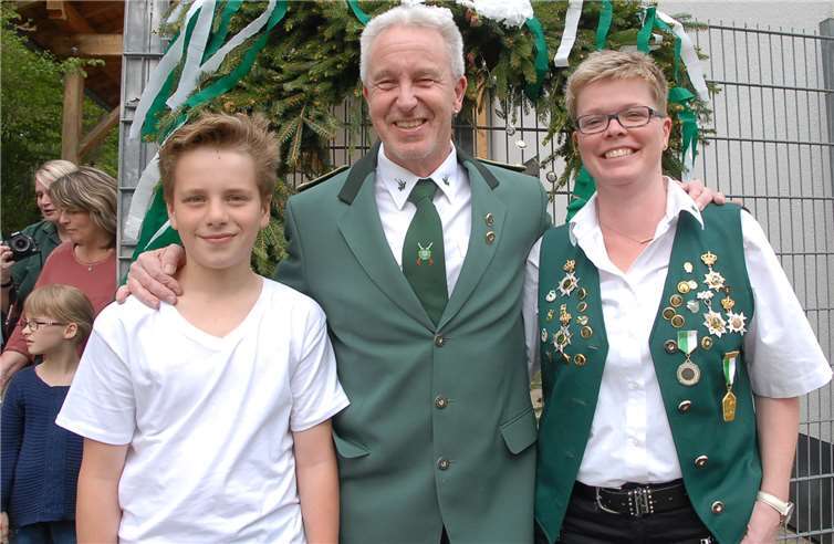 Die drei Majestäten (v.li.): Jugendkönig Tim Schätzel, König Stephan Conradi und Königin Sabine Höger. -KER-