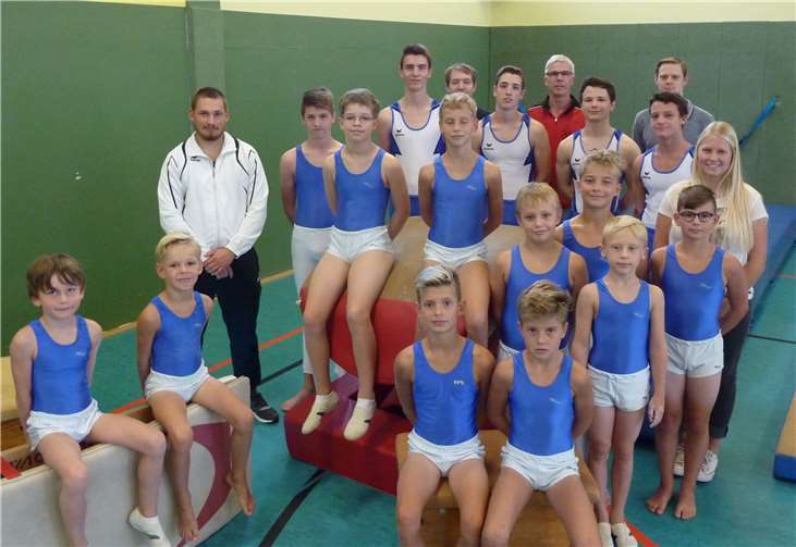 Die drei Mannschaften der TG Polch mit den Vereinskampfrichtern Robert Ehlen, Thomas Hering, Christian Gügel und Christine Diensberg.privat