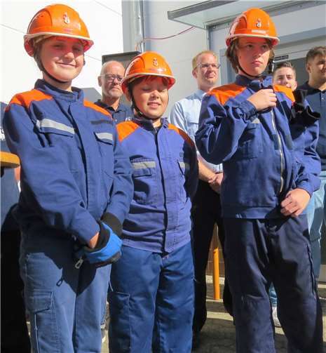 Die drei Mitglieder der Jugendfeuer waren sehr stolz: v.l. Rike Handrack, Leon Wallenfang, Lars Fuchs.