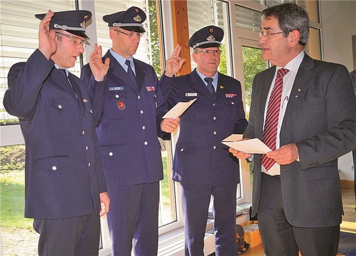 Die drei Mitglieder der VG- Wehrleitung wurden beim der VG-Ratssitzung in den Moselland-Werkstätten direkt vereidigt. Wehrleiter bleibt Berthold Berenz , Stellvertreter sind Bernd Löffler und Harald Thönnes (v.re.).TT
