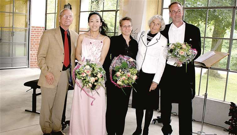 Die drei Musiker erhielten einen Blumenstrauß (v.i.) Dr. Piet Bovy, Masami Tanaka, Johanna Motter, Heide Lorenz, Franz Reichetseder.  UB
