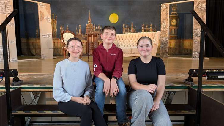 Die drei Nachwuchsdarsteller Giuliana Schroeder, Vincent Ruf und Mia Klesing (v.l.) sind schon lange Teil der „Märchenspieler“ und übernehmen in diesem Jahr ganz besondere Rollen. Quelle: Theater- und Heimatverein Fidelio e.V.