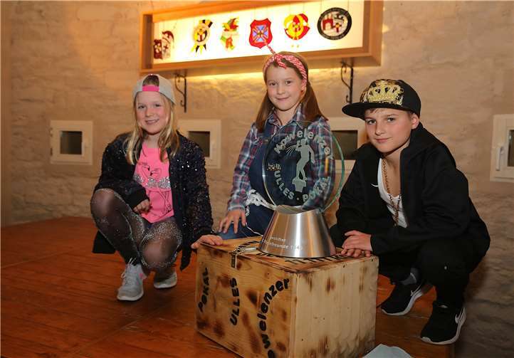 Die drei Nominierten posierten vor der Verkündungdes Ergebnisses mit dem Objekt der Begierde.