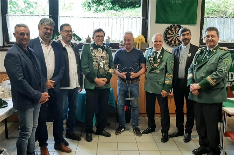 Die drei Ortsbürgermeister Königsfeld,Schalkenbach-Vinxt und Dedenbach, Kunstschmied Günter Welsch, Präses Jino Mathew, Kaiser Franz Josef Schmitz und Brudermeister Markus Füllmann