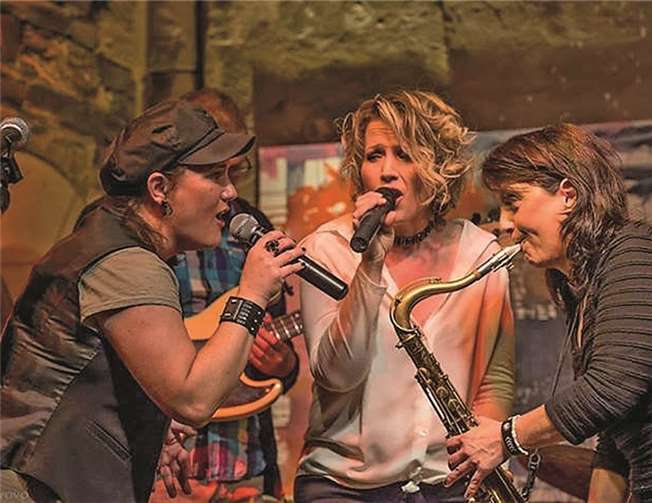 Die drei Powerfraruen bei ihrem dreistimmigen Satzgesang. privat