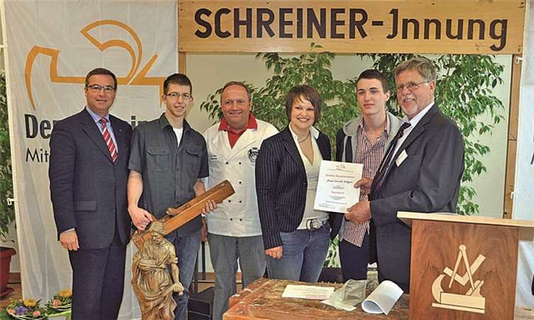 Die drei Prüfungsbesten wurden begleitet von dem Kreisbeigeordneten Horst Gies, Kreislehrlingswart Rolf Genn und Obermeister Robert Klein.