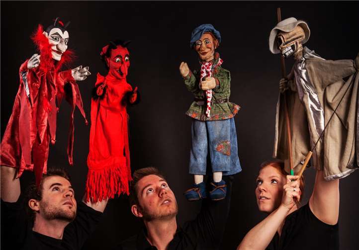 Die drei Puppenspieler begeistern mit einem Abendprogramm speziell für Jugendliche und Erwachsene. Foto: Alicja Sionkowski, Koblenz