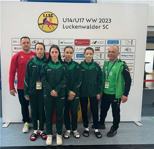 Die drei Ringerinnen des RC Neuwieds bestritten ihre erste deutsche Meisterschaft und starteten für den Schwerathletikverband Rheinland bei der B-Jugend. Quelle: RC Neuwied