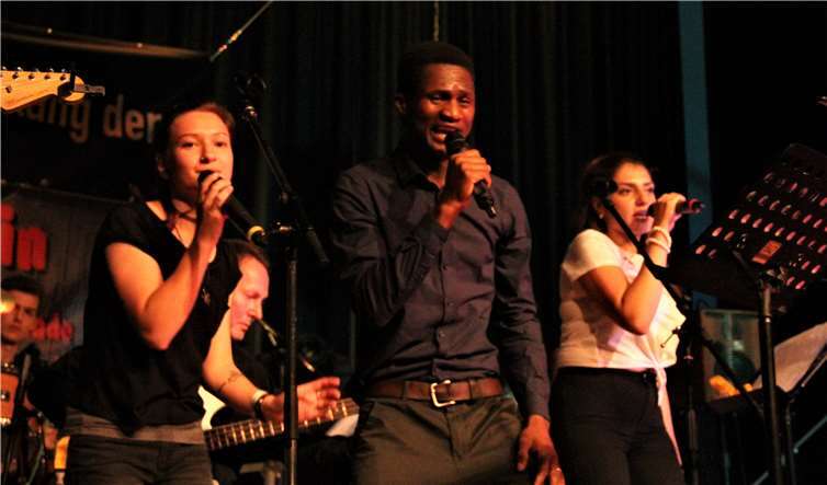 Die drei Sänger von Rhein Refugees Youngstars.