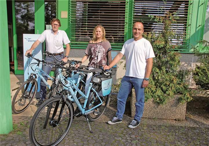 Die drei Saffiger „Berufspendler“ Gereon Schwarzer, Anja Schmitz und Andreas Urban testeten eine Woche lang E-Bikes (v.l.n.r.) privat