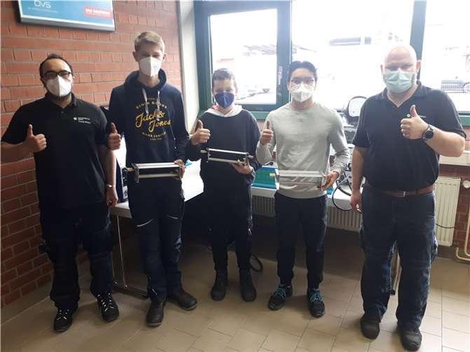 Die drei Schüler Max, Fyn-Luca und Johnni neben ihren Ausbildern Tyncay Mercan (li.) und Ulf Renner (re.). Foto: privat