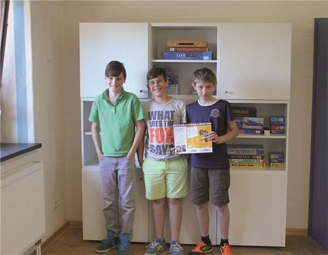 Die drei Schüler schraubten im Jugendhaus Villip ein neues Regal zusammen. privat